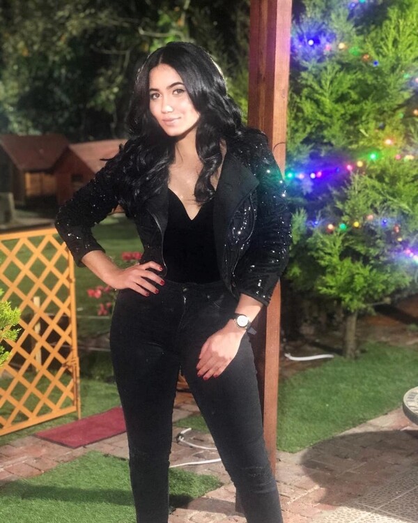 Angelica  rencontre femme russe parlant francais
