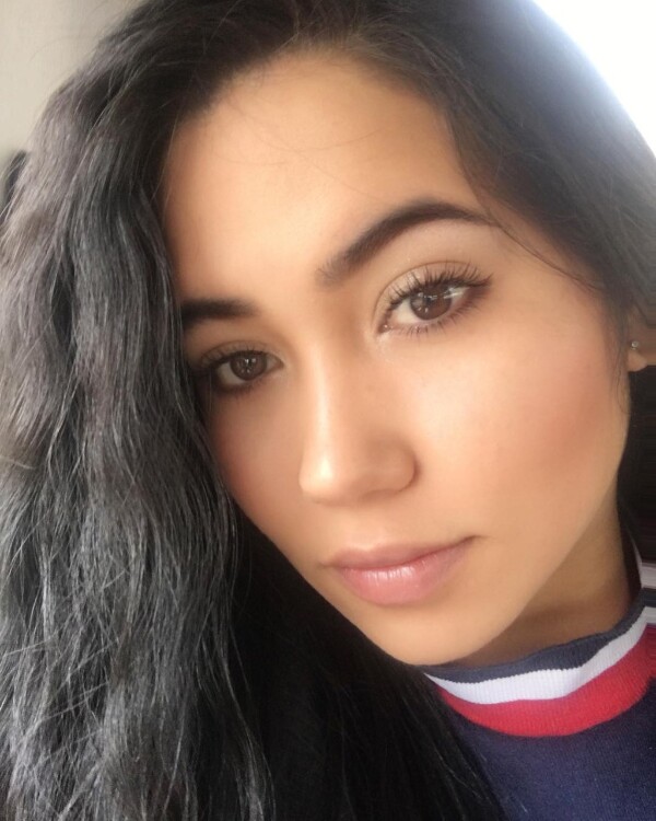 Angelica  rencontre femme russe parlant francais