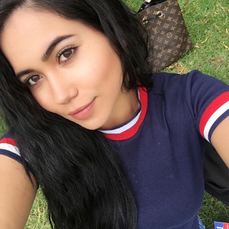 Angelica  rencontre femme russe parlant francais